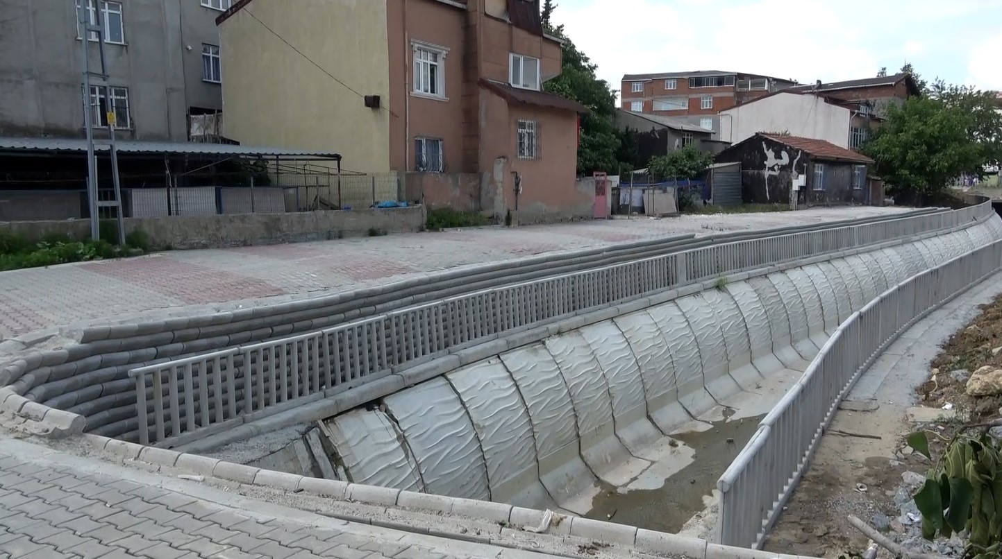 İBB’nin Dere Kenarına Koyduğu Koruma Demirleri Görenleri Şoke Etti