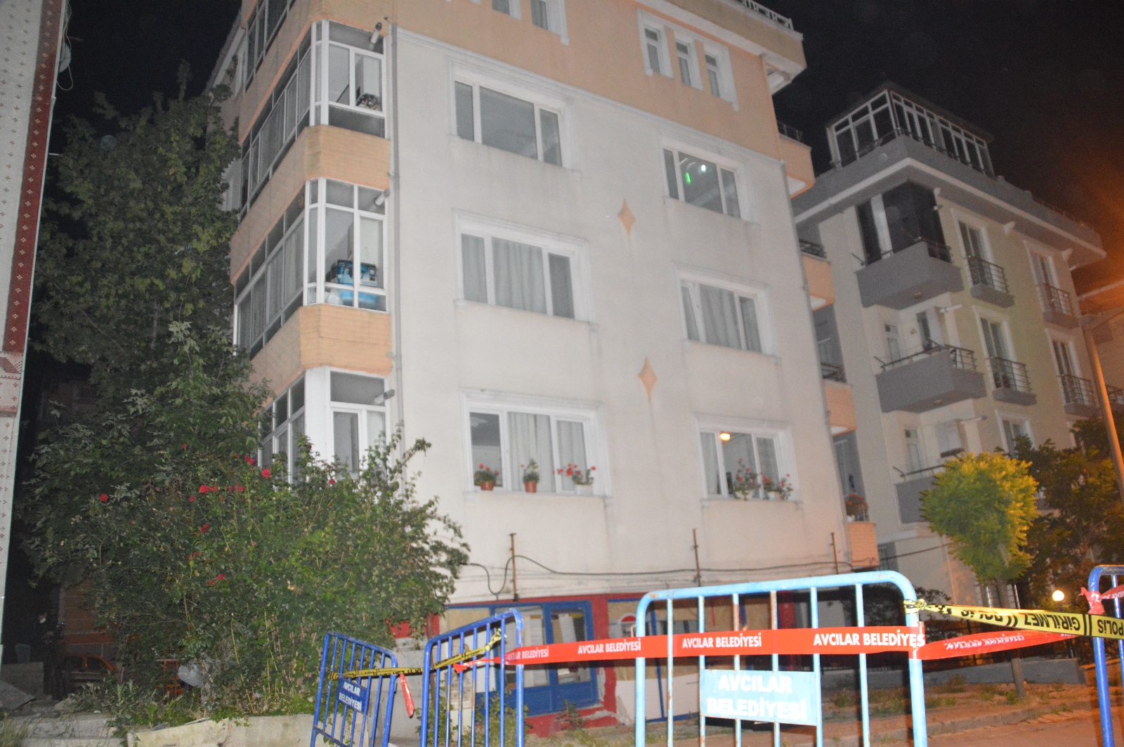 Avcılar’da Kolonları Çatlayan Bina Boşaltıldı