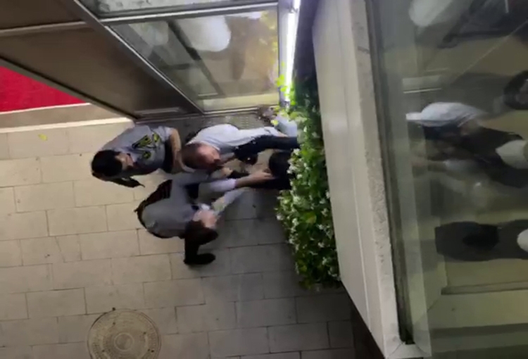 Nöbetten Dönen Doktor, Güvenlik Görevlileri Tarafından Darp Edildi