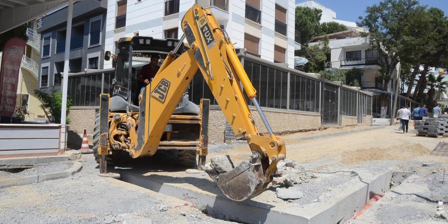 Kuşadası'nın Denize Çıkan Sokakları Yenileniyor