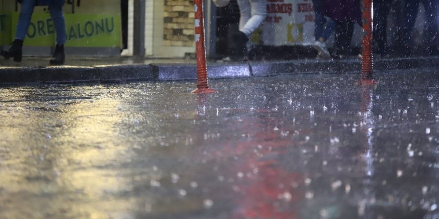 İstanbul’da sağanak yağış başladı
