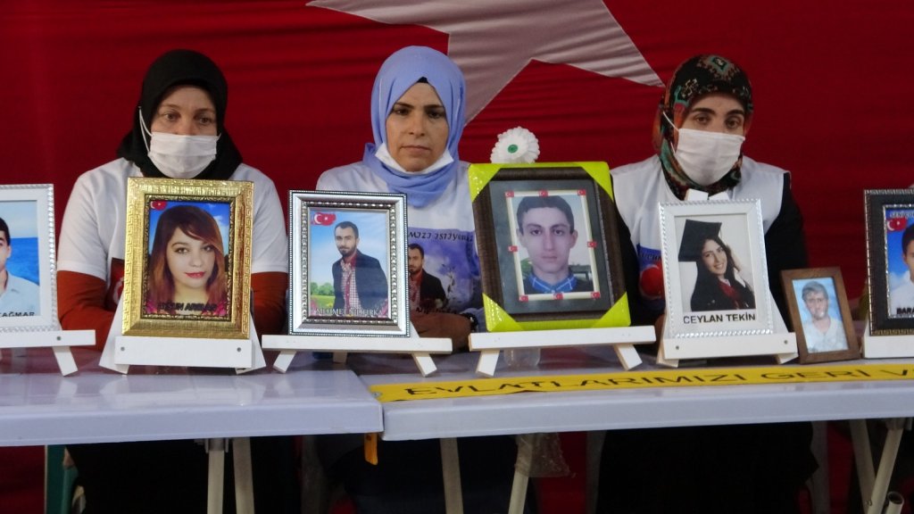 HDP önündeki evlat nöbetindeki anneden kızına teslim ol çağrısı