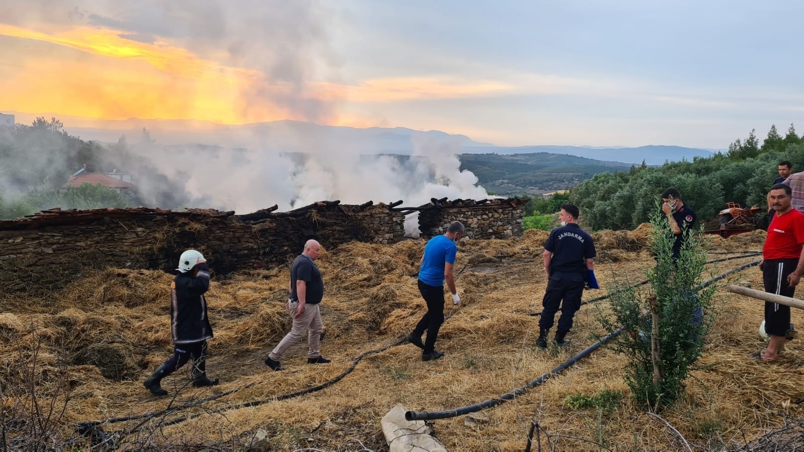 Akhisar’da Yıldırım Düştü, 2 Kişi Yaralandı, Hayvanlar Telef Oldu