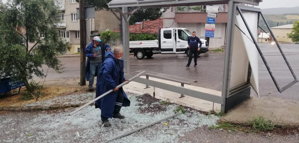Manisa’da Şiddetli Fırtına Ve Yağmur Etkili Oldu