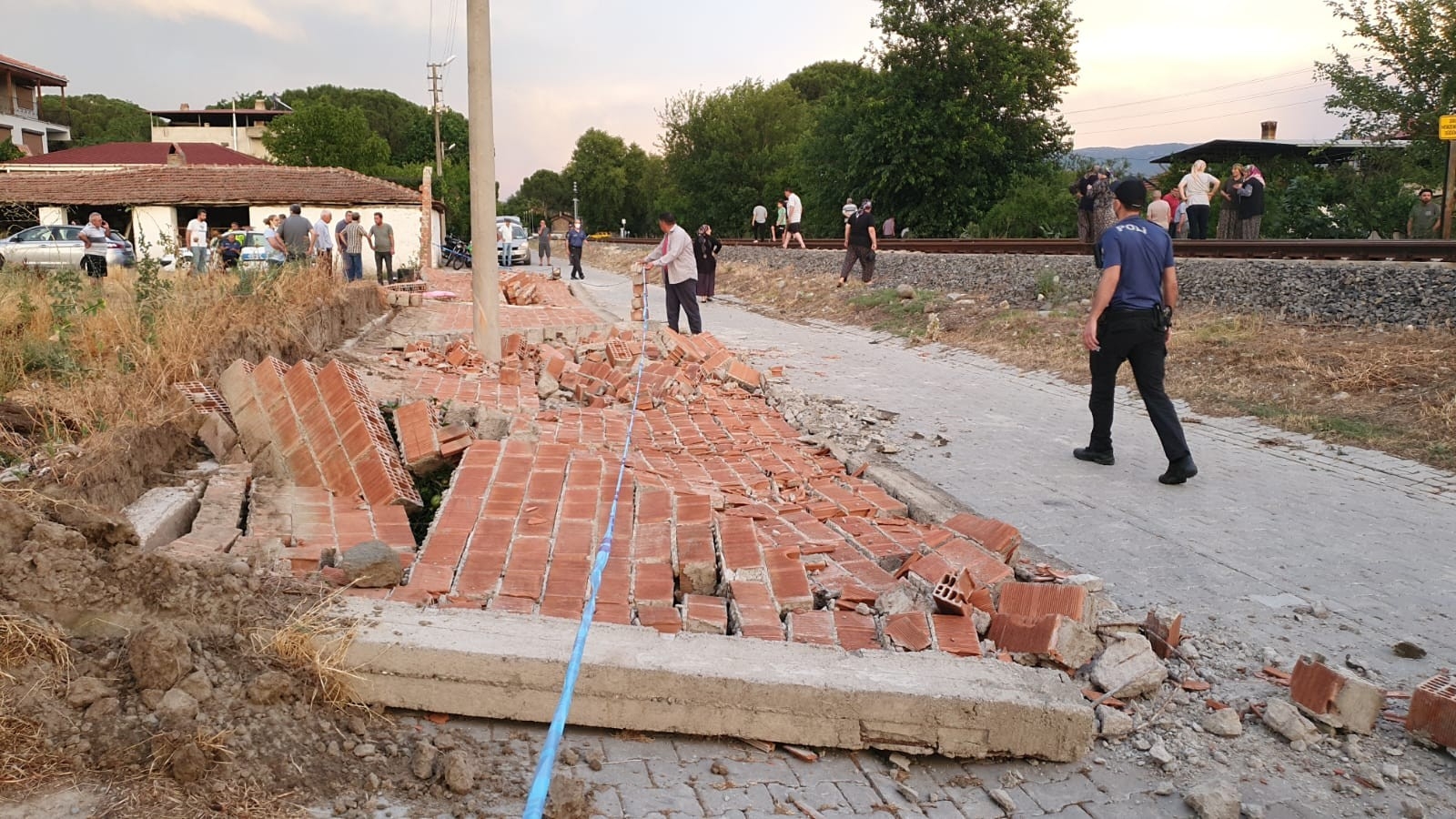 Fırtınanın Yıktığı Duvarın Altında Kalan Kadın Hayatını Kaybetti