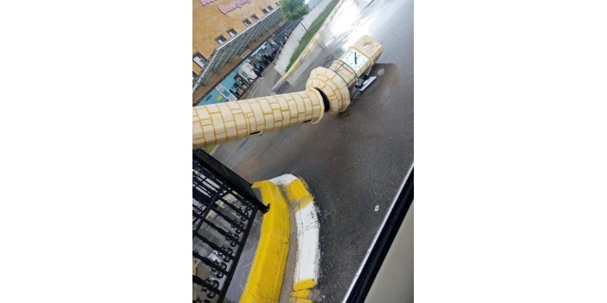 Şiddetli fırtına saat kulesi maketini böyle yıktı