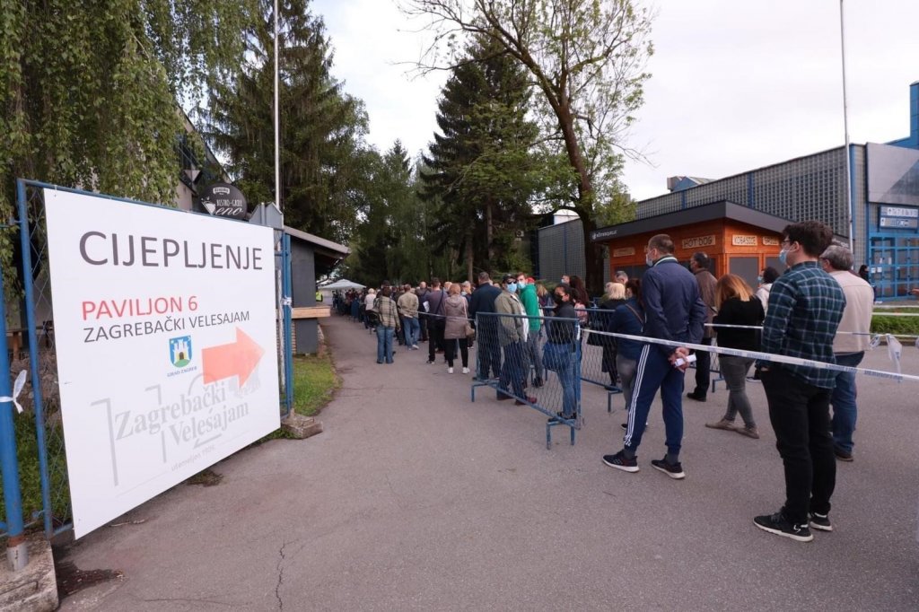 En büyük aşı merkezinde uzun kuyruklar oluştu