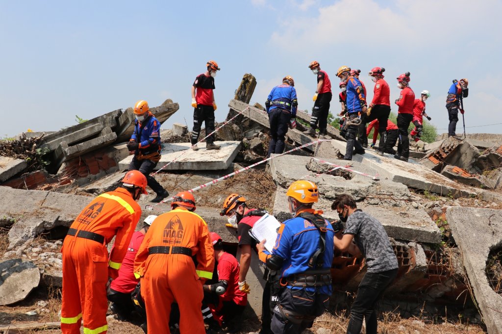 Film gibi tatbikat nefesleri kesti