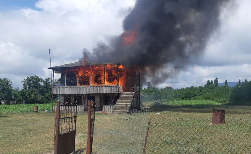 Tecavüzle suçlanan baba ve oğlunun evi ateşe verildi