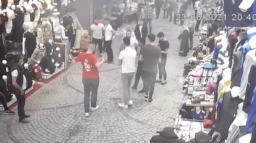 İstanbul’un göbeğindeki silahlı kavga kamerada