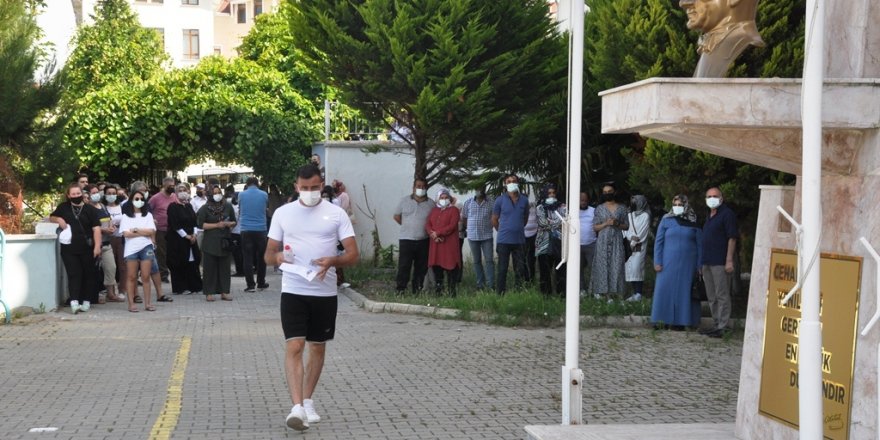 Oğlunun kimliğini son anda yetiştirdi