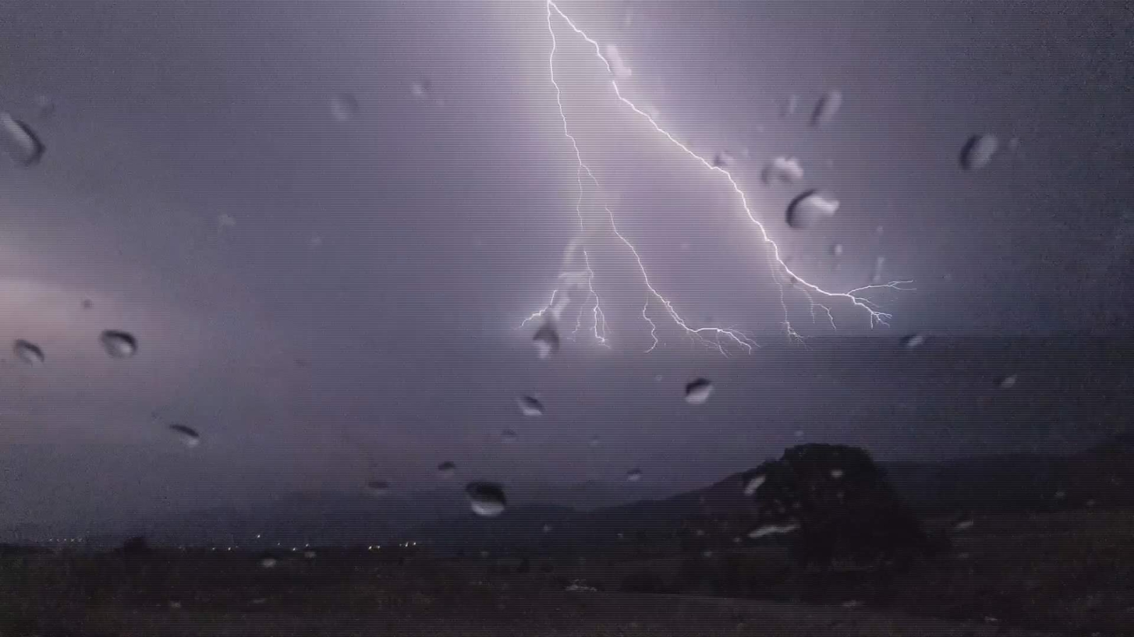 Karabük’te Şimşekler Geceyi Aydınlattı