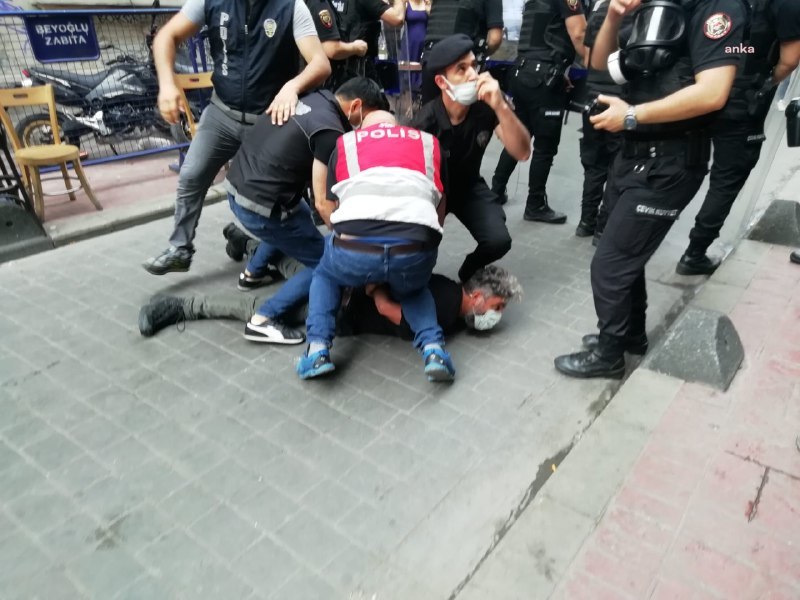 İSTANBUL'DA ONUR YÜRÜYÜŞÜ'NE POLİS MÜDAHALESİ