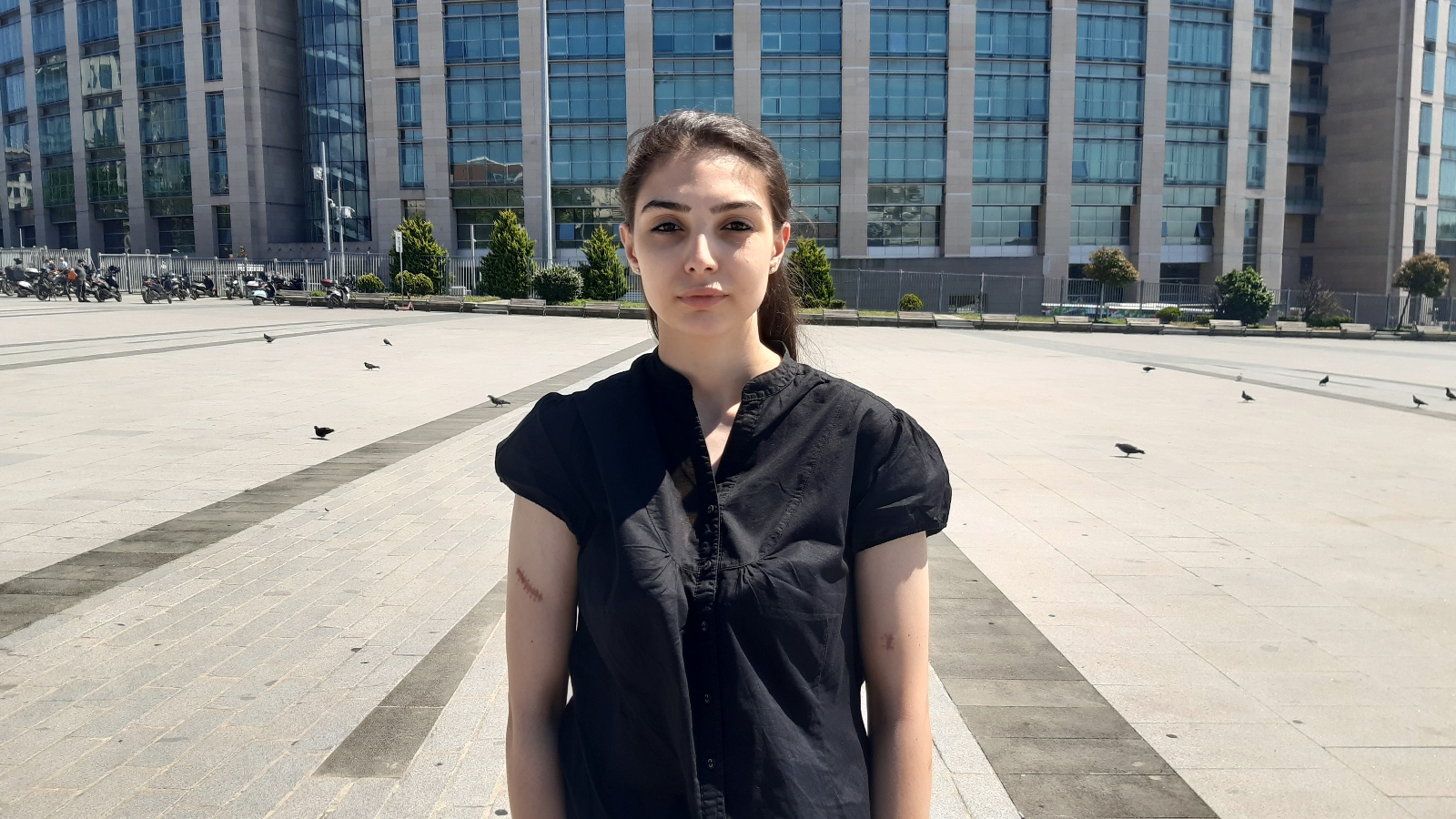 Boşanmak isteyen eşini defalarca bıçaklayan sanık hakim karşısında