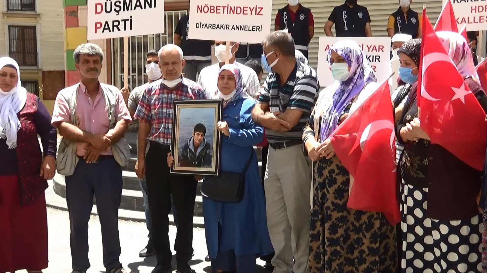 HDP Önündeki Evlat Nöbetine Bir Aile Daha Katıldı