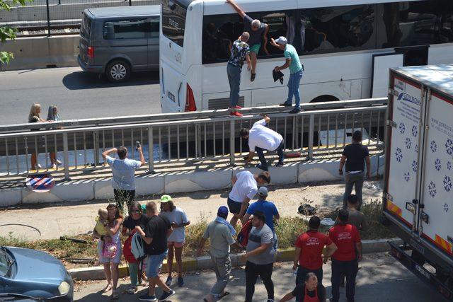 Turistler camları kırıp otobüsten atladı
