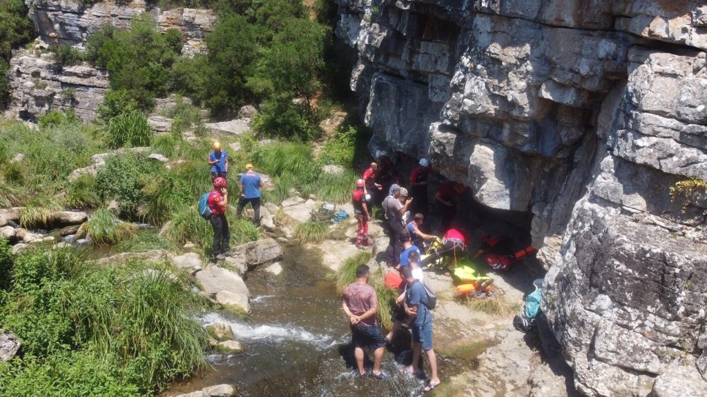 Kayalıklarda Aksiyon Filmi Gibi Kurtarma Operasyonu