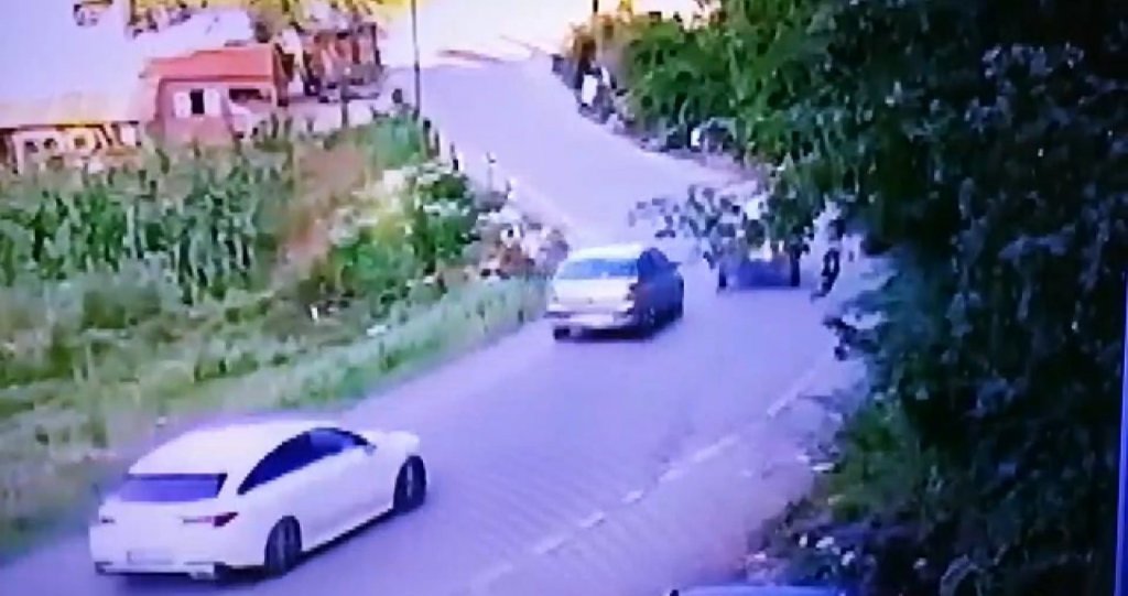 Otomobilin Pat Pata Çarpma Anı Güvenlik Kamerasında