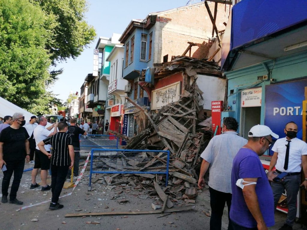 Bursa’da Tarihi Bina Çöktü