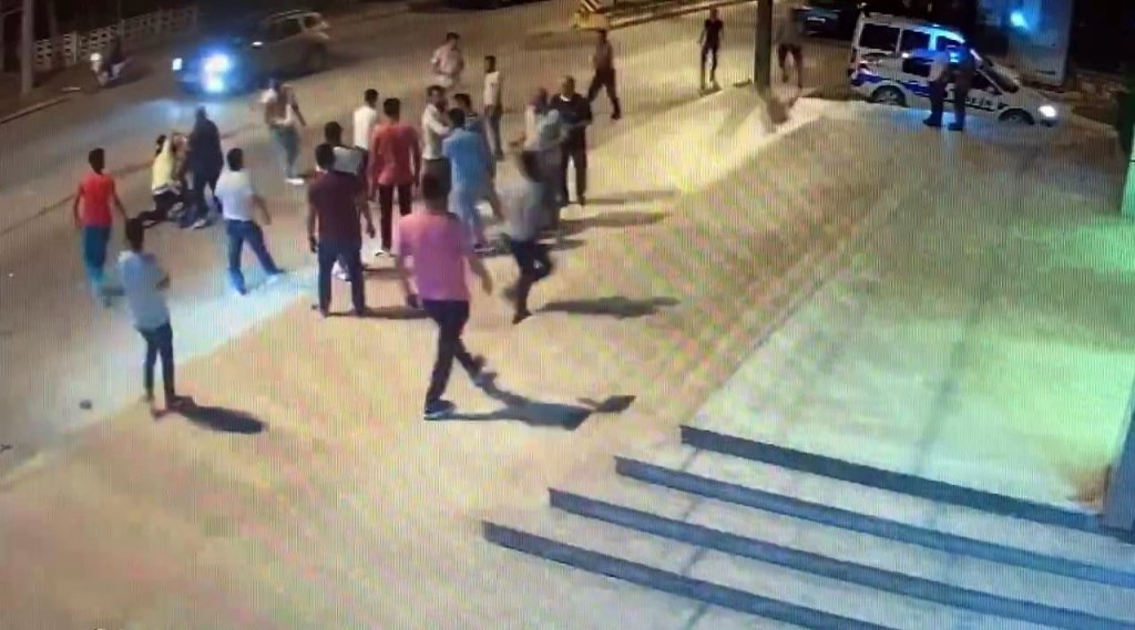 Yolda Yürürken Husumetlileriyle Karşılaşınca Olanlar Oldu