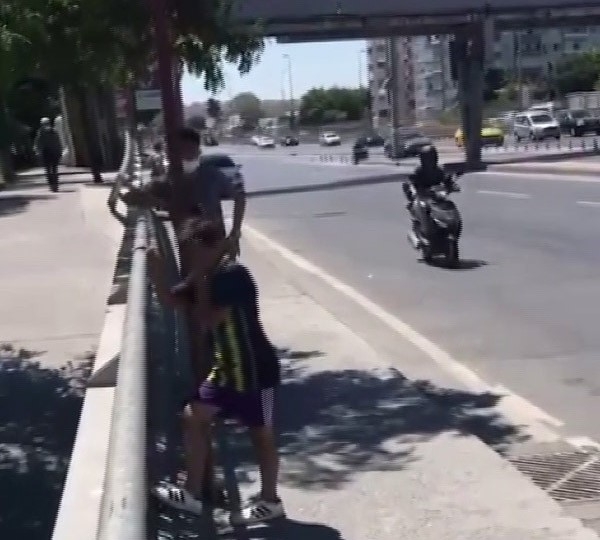 Küçükçekmece E-5’te çocukların tehlikeli oyunu