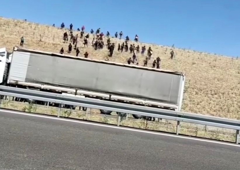 Kaçak göçmenleri otoyolda bıraktılar