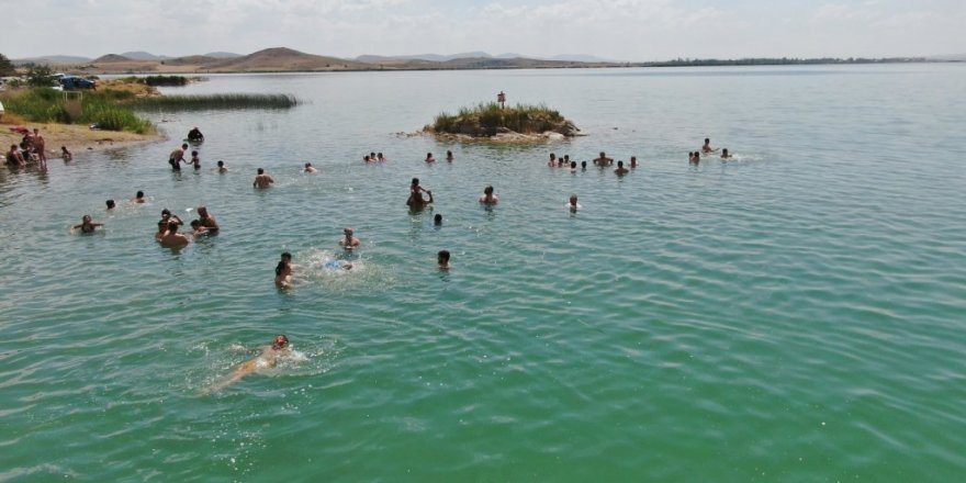Sivas’ta Antalya plajlarını aratmayan görüntüler