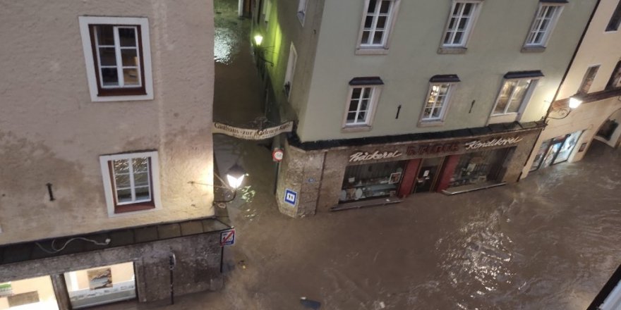 Avusturya’da sel felaketi: Kasaba sular altında kaldı