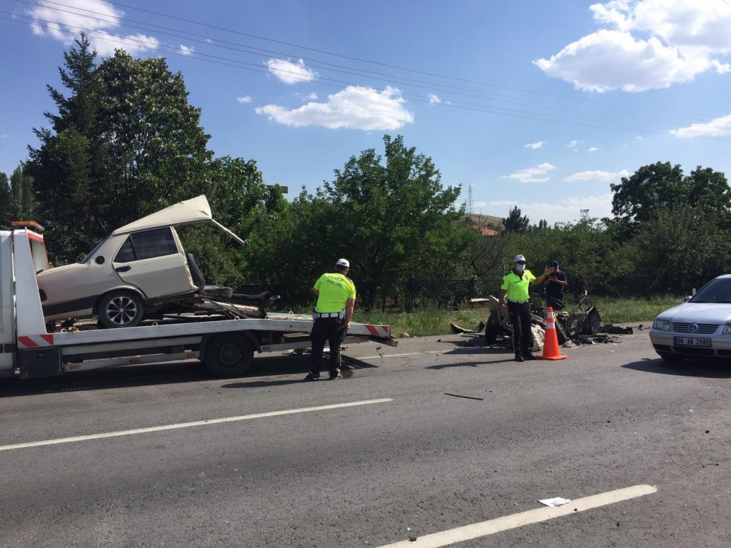 Makas Atan Otomobil Ortadan İkiye Bölündü