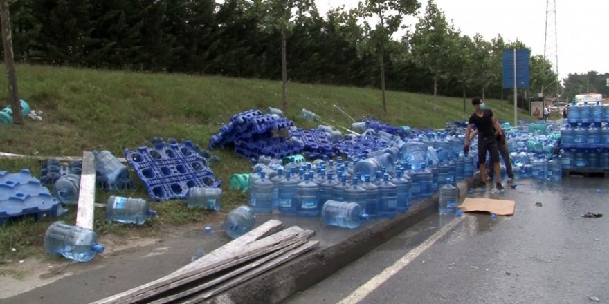 Tırın dorsesi çöktü, su damacanaları yola saçıldı