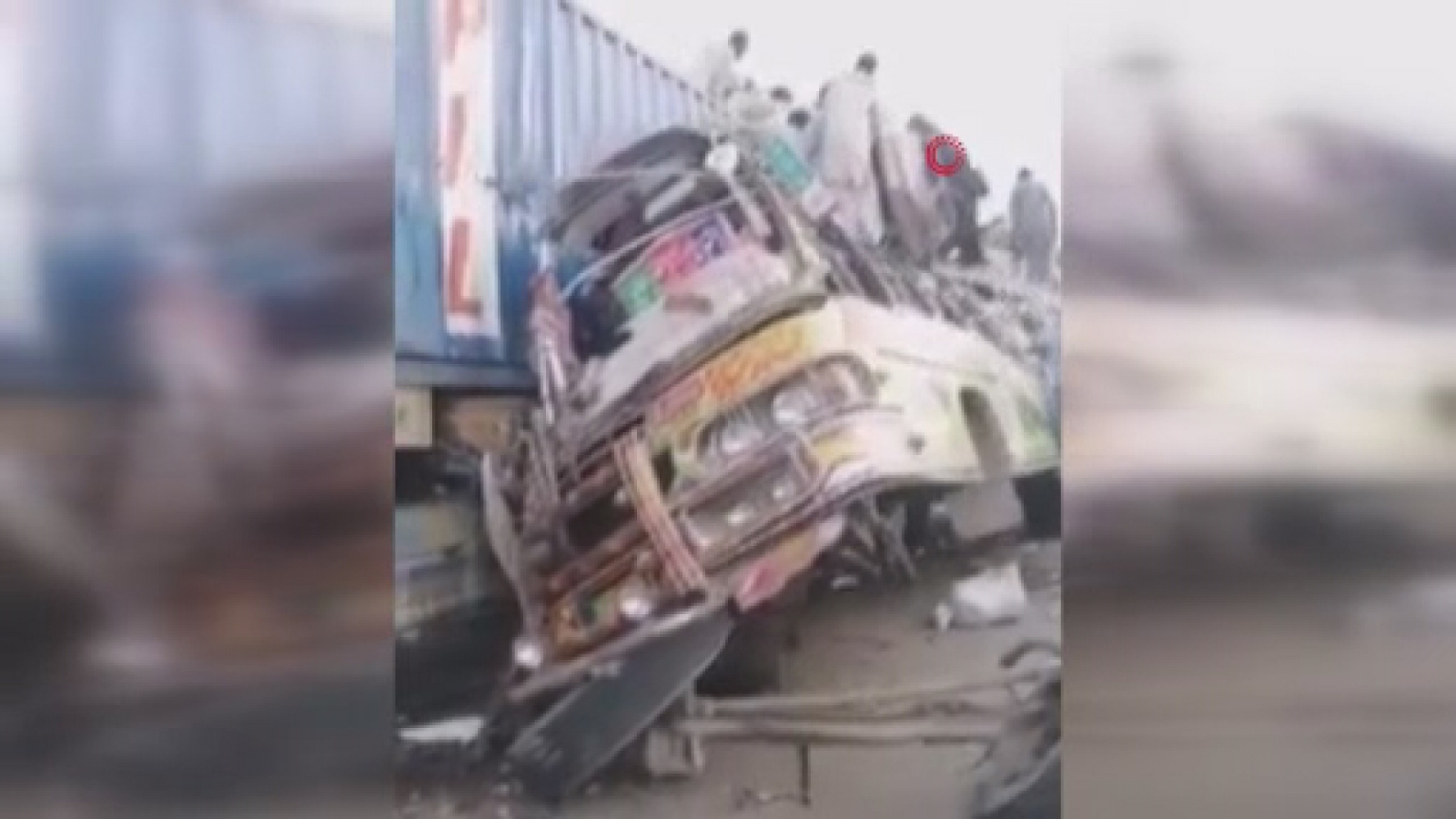 Pakistan’da otobüs kazası: en az 27 ölü, 30 yaralı