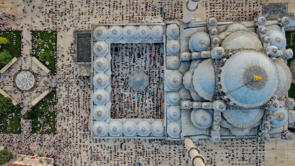 Fatih Camisi’nde Bayram Namazı Coşkusu