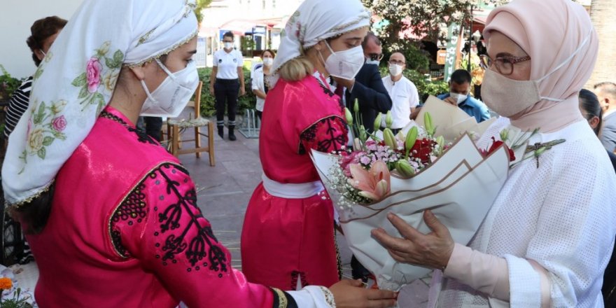 Emine Erdoğan, Girne Belediyesi Sosyal Yaşam Merkezi’ni ziyaret etti