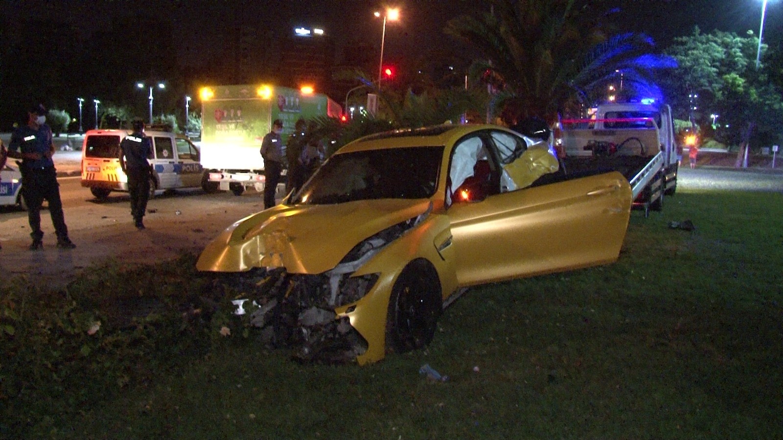 Kaza yapan sürücü lüks aracını bırakıp kaçtı