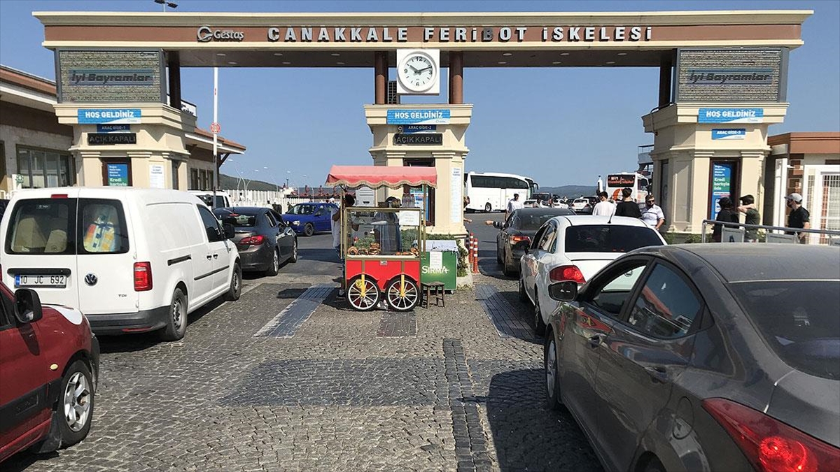 Çanakkale'deki Feribot İskelelerinde Tatilcilerin Dönüş Yoğunluğu Erken Başladı