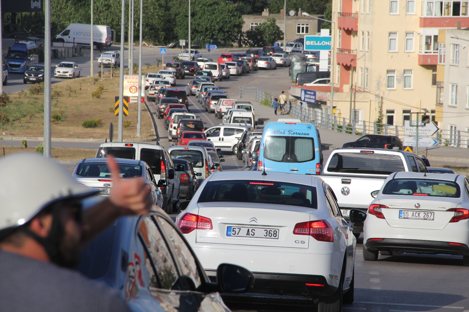 Sinop’ta 3 kilometrelik araç kuyruğu