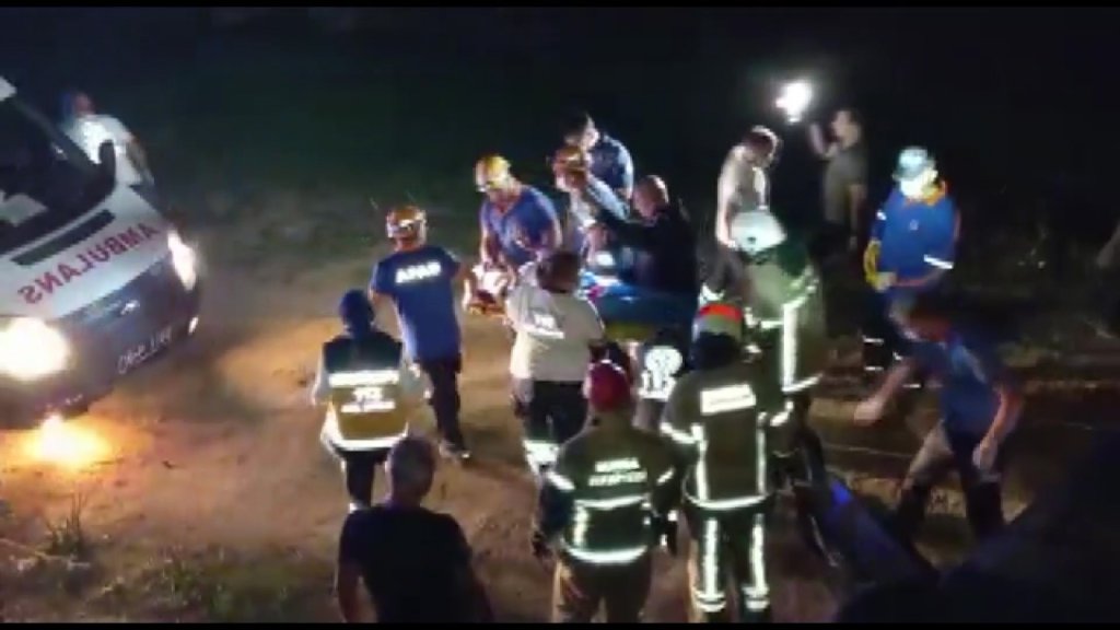 Kontrolden Çıkan Otomobil Panelvana Çarpıp Su Kanalına Uçtu