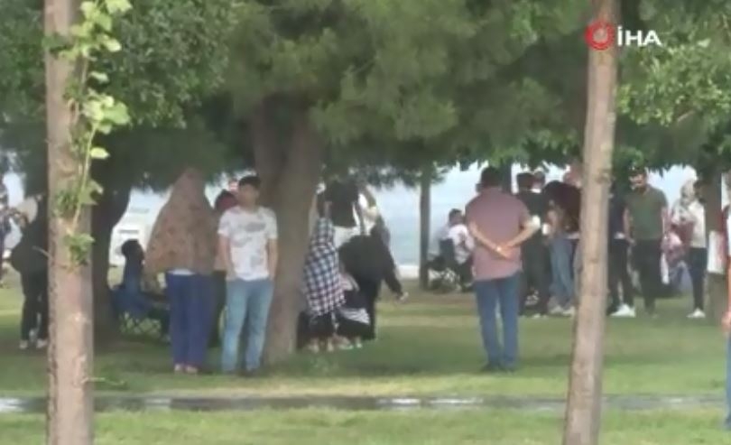 Bakırköy Sahili’nde Piknikçiler Yağmura Yakalandı