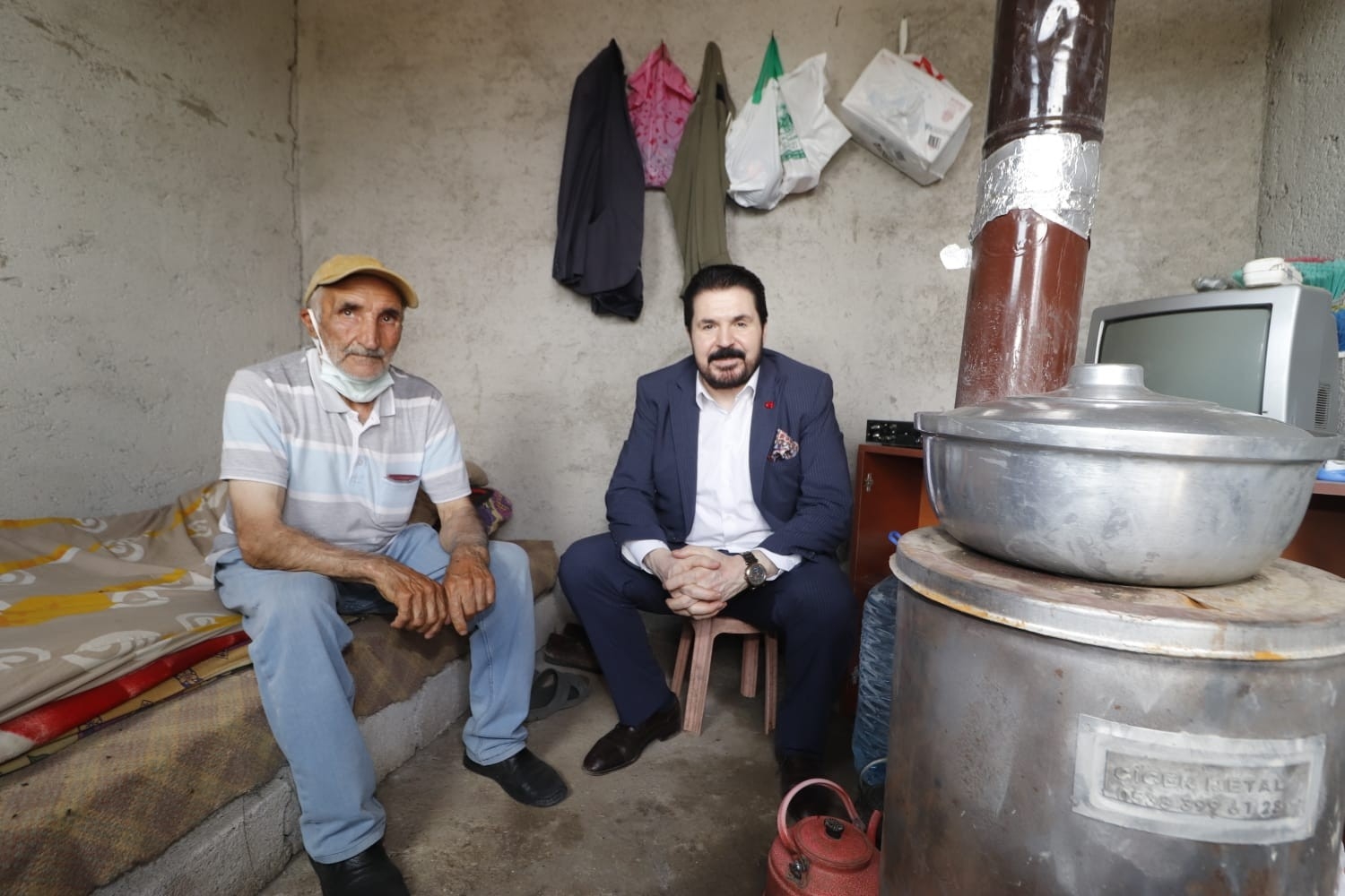 Başkan Sayan, Bayramda Aziz Amcayı Unutmadı