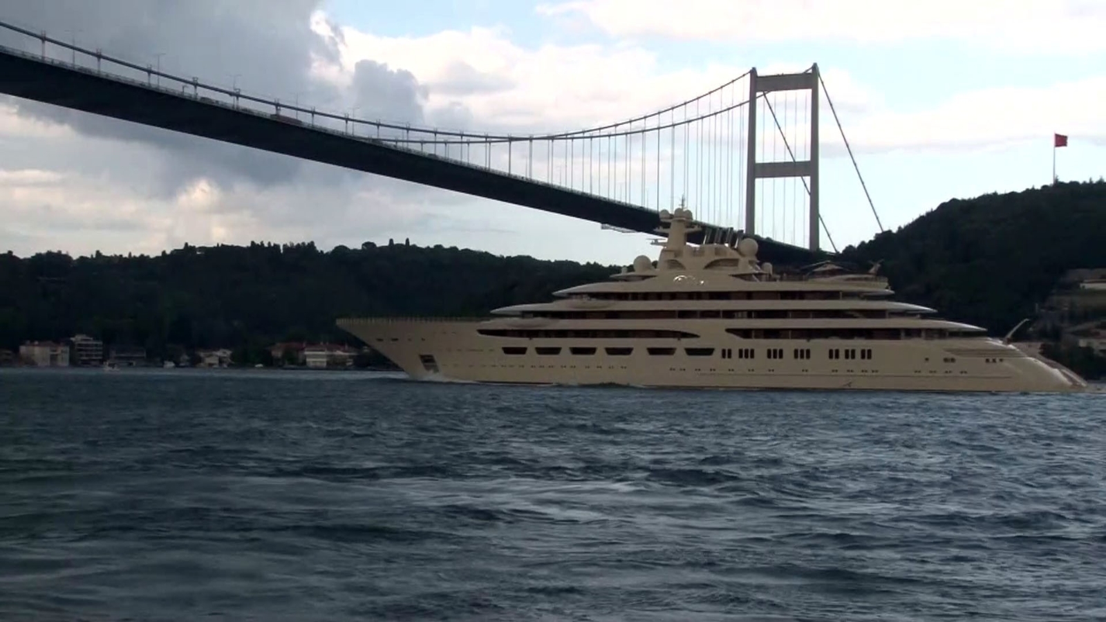 ’Dilbar’ İstanbul Boğazı’ndan Geçti