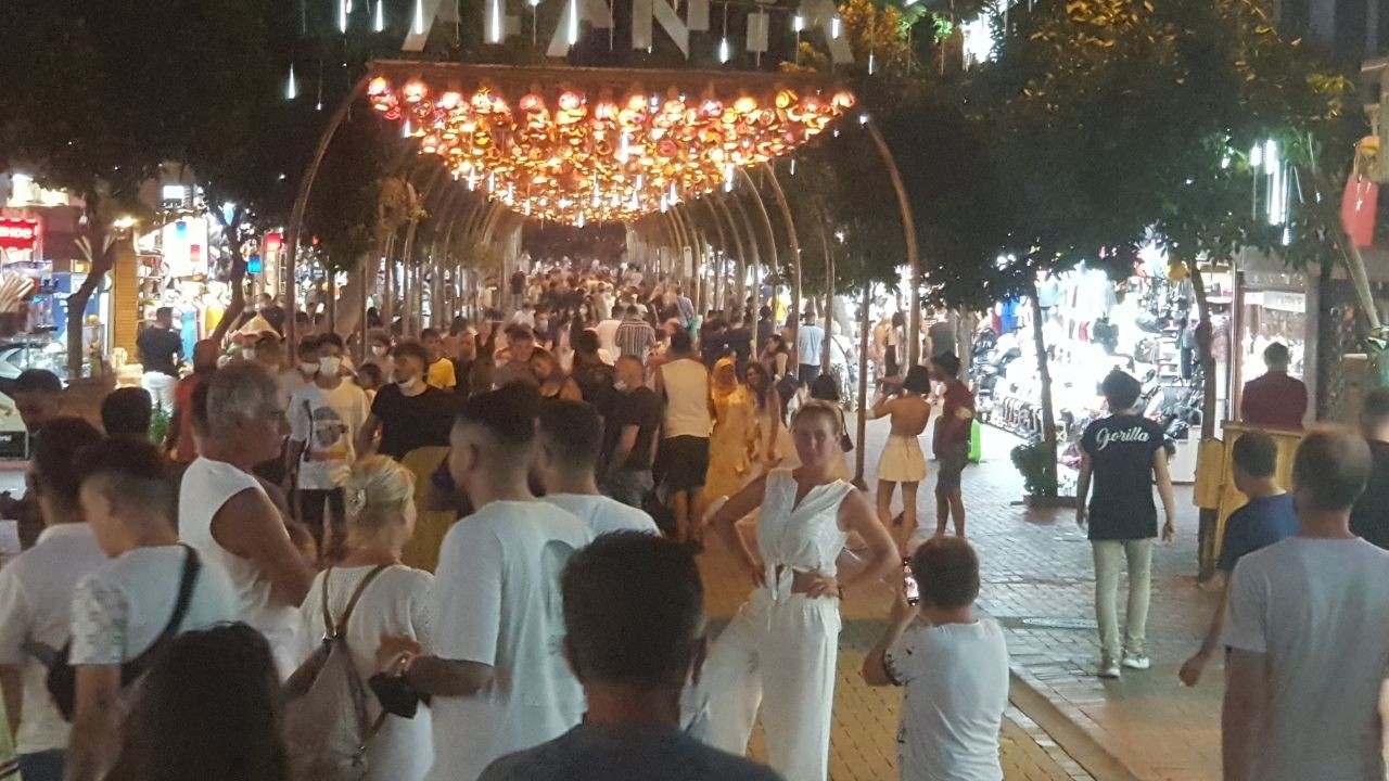 Alanya’da Barlar Sokağında Maske Zorunluluğu