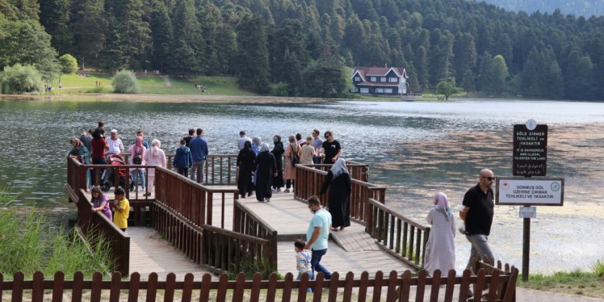 Gölcük Tabiat Parkı’nda tatilci yoğunluğu