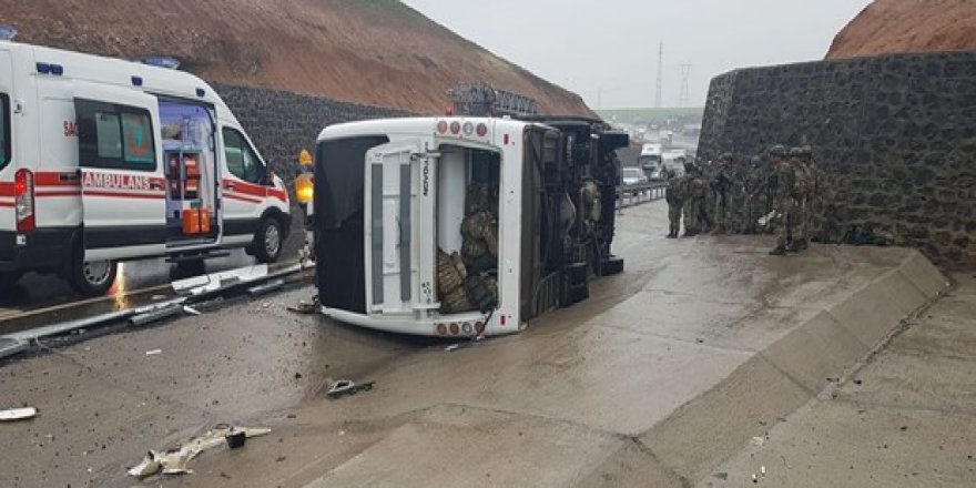Şırnak'ta askeri araç devrildi: 1 şehit, 20 yaralı