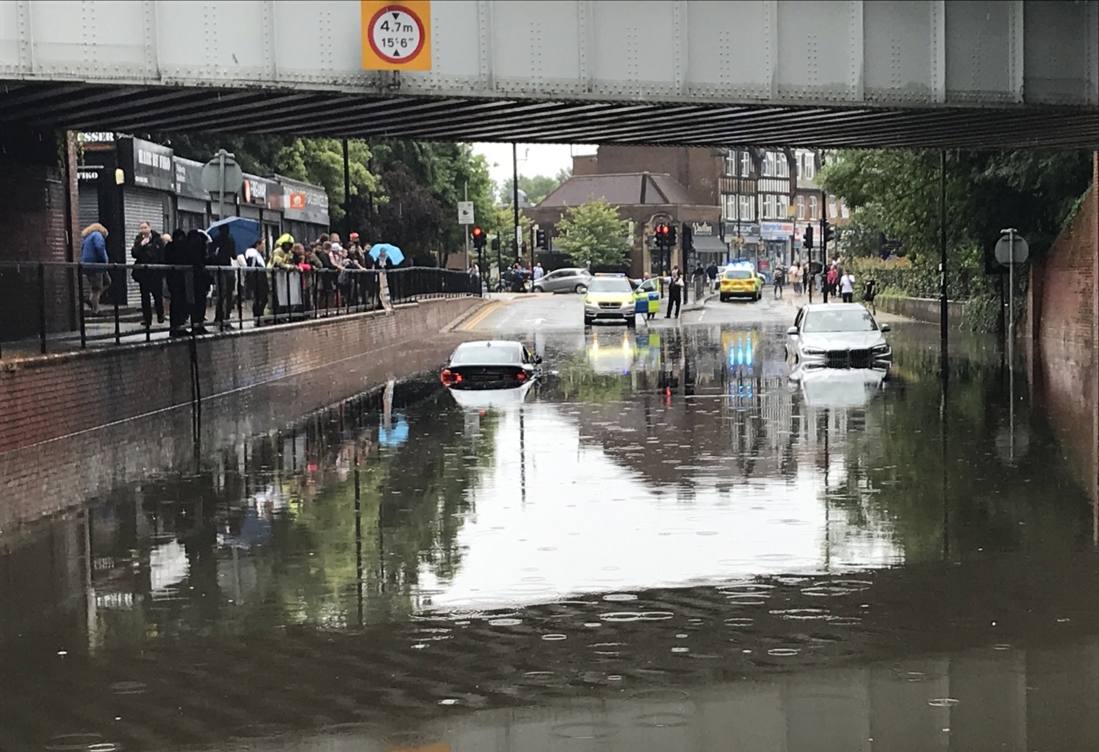 Londra’daki Şiddetli Yağış Sele Neden Oldu