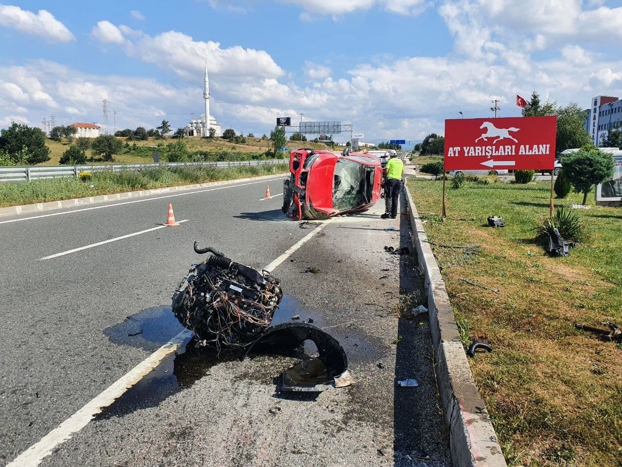 Kaza Yapan Aracın Motoru 50 Metre Fırladı