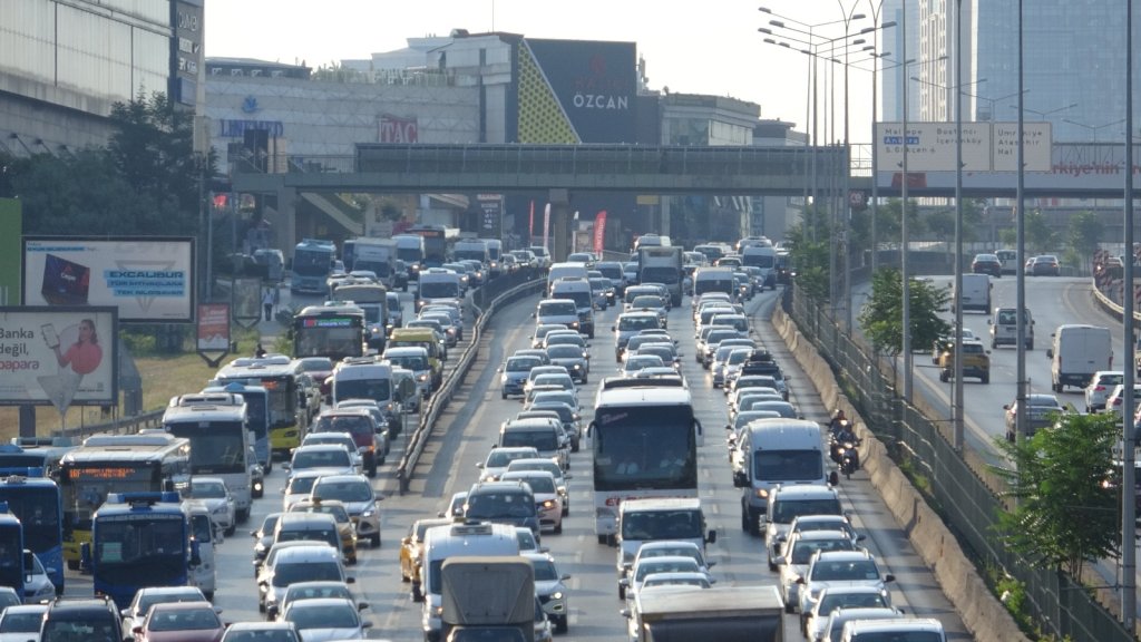 İstanbul’da Oluşan Trafik Yoğunluğu Havadan Görüntülendi