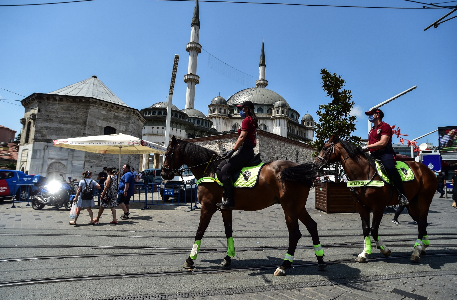 Atlı Polislere Vatandaş ve Turistlerden Yoğun İlgi