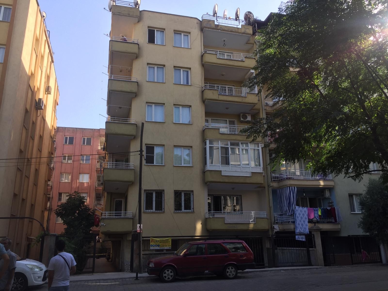 Apartmanın havalandırma boşluğunda komşularının cesedini buldular