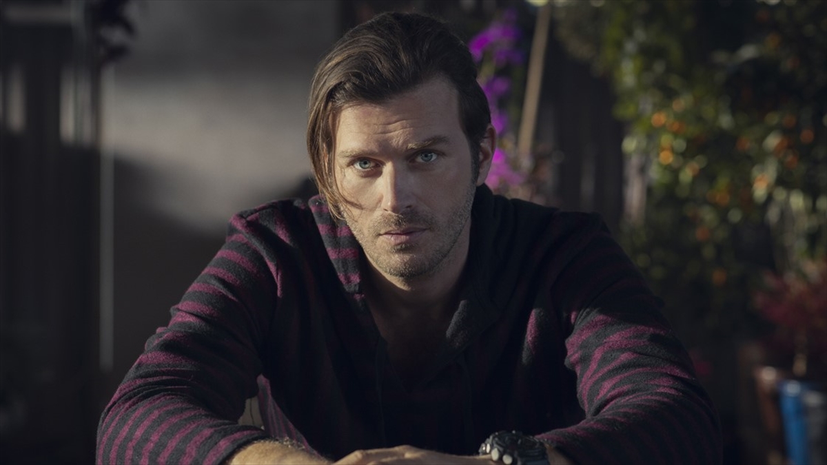 Kıvanç Tatlıtuğ, Netflix Dizisi 'Into The Night'ın İkinci Sezonuna Konuk Oldu