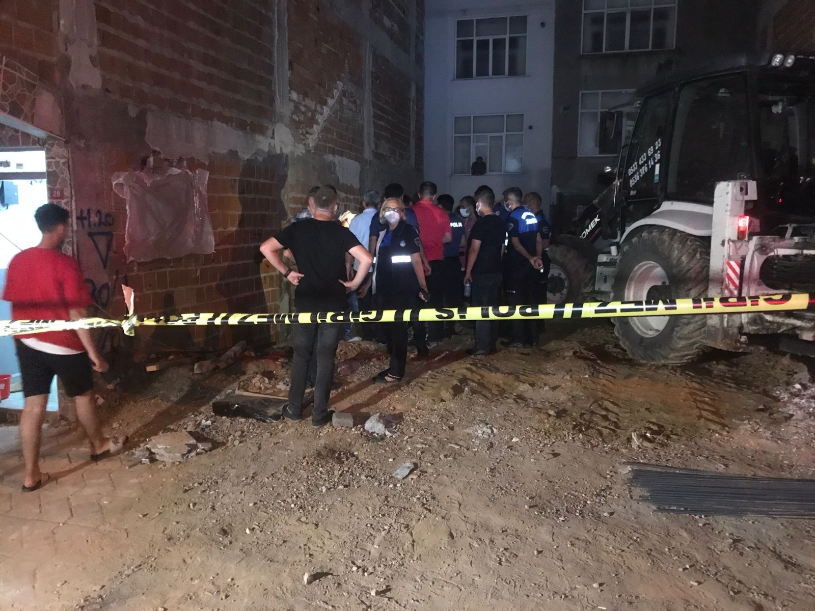 Sultangazi’de İnşaat Sahasındaki Kazı Nedeniyle İki Binada Kayma Meydana Geldi